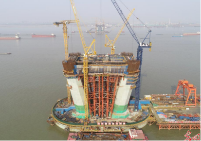 常泰長江大橋使用起重水蜜桃在线视频观看吊裝重物